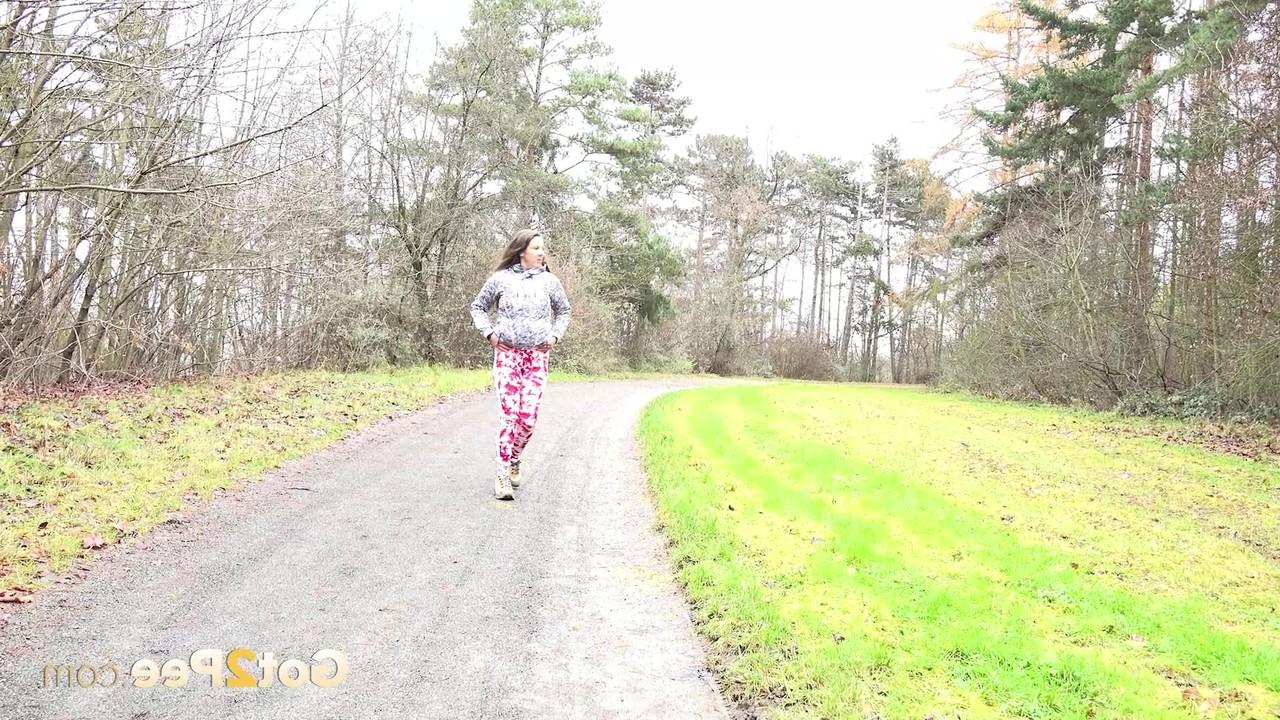 15P Solo-Girl Valentina Ross zieht ihre Leggings herunter, um auf einer Landstraße zu pinkeln