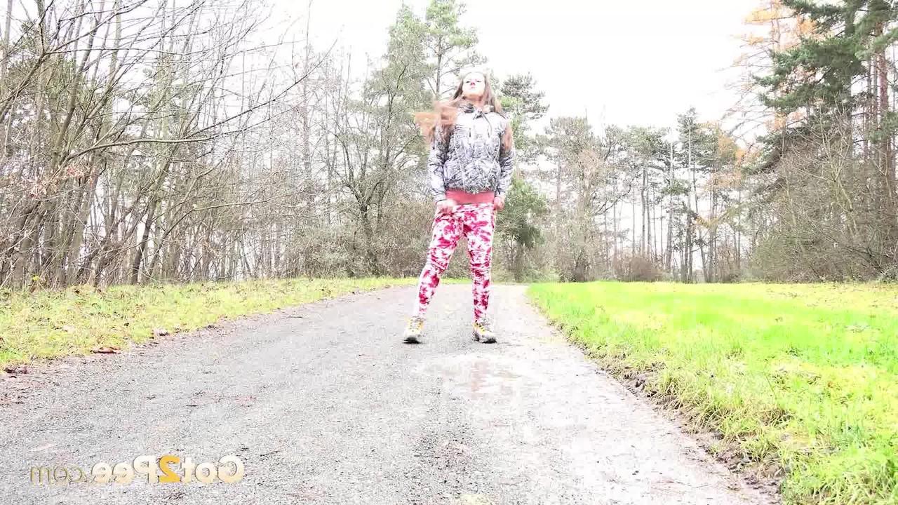 15P Solo-Girl Valentina Ross zieht ihre Leggings herunter, um auf einer Landstraße zu pinkeln