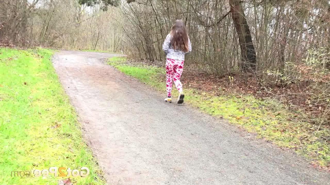 15P Solo-Girl Valentina Ross zieht ihre Leggings herunter, um auf einer Landstraße zu pinkeln