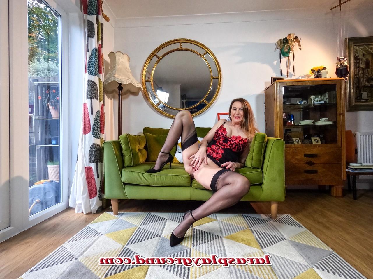 20P Die schicke MILF Lara stellt ihre sexy bestrumpften Füße zur Schau und spreizt ihre Muschi
