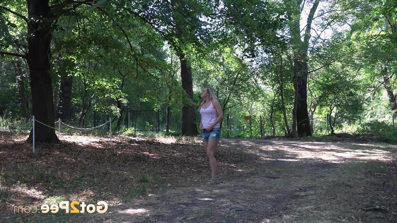 15P A garota loira Bianca Ferrero mija enquanto caminha na floresta