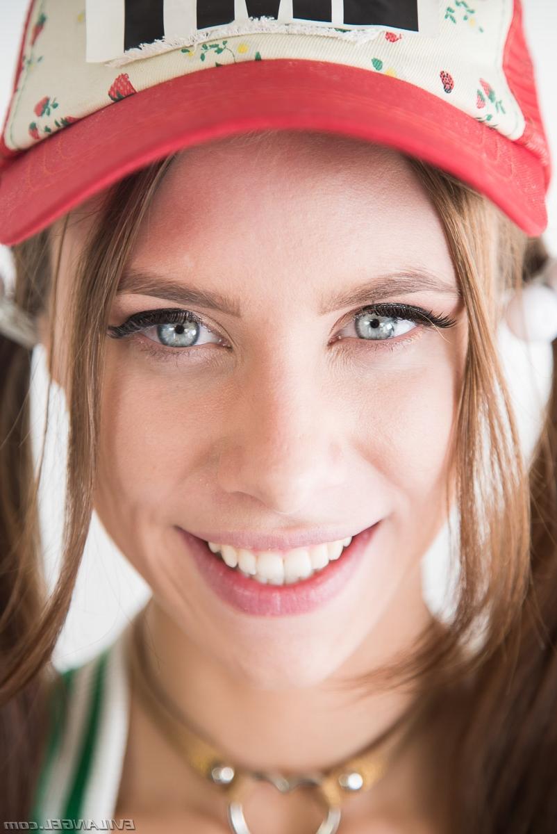 16P A gata de rabo de cavalo Anya Olsen revelando seu corpo esbelto e buracos de amor adolescente