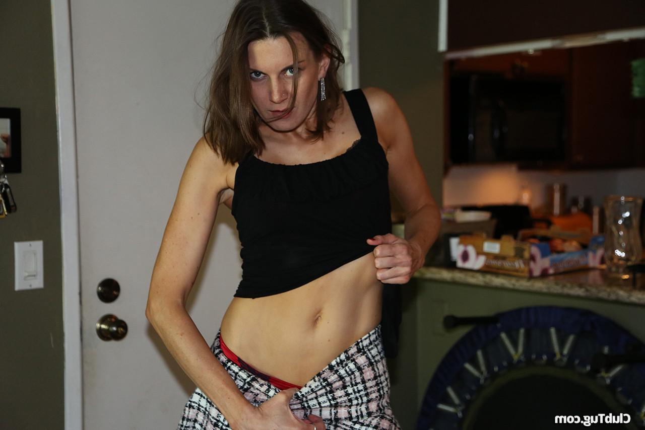 20P A mãe americana muito gostosa Valerie Voxx tira a roupa e dá uma punheta nojenta