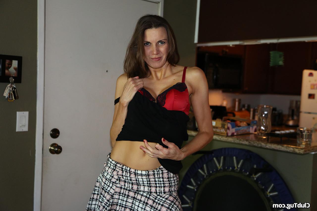 20P A mãe americana muito gostosa Valerie Voxx tira a roupa e dá uma punheta nojenta