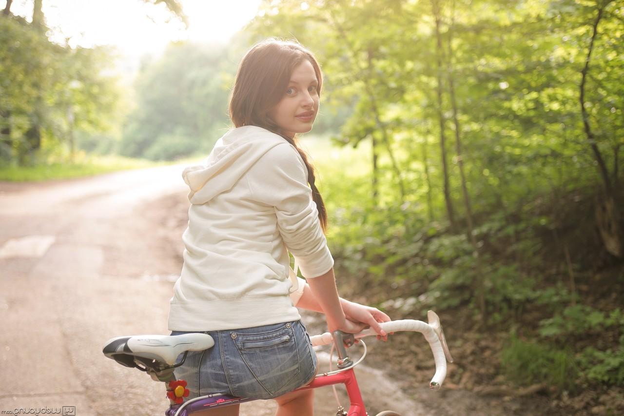 17P La jeune brune maigre Liona s'excite sur un vélo et se déshabille pour une masturbation torride.