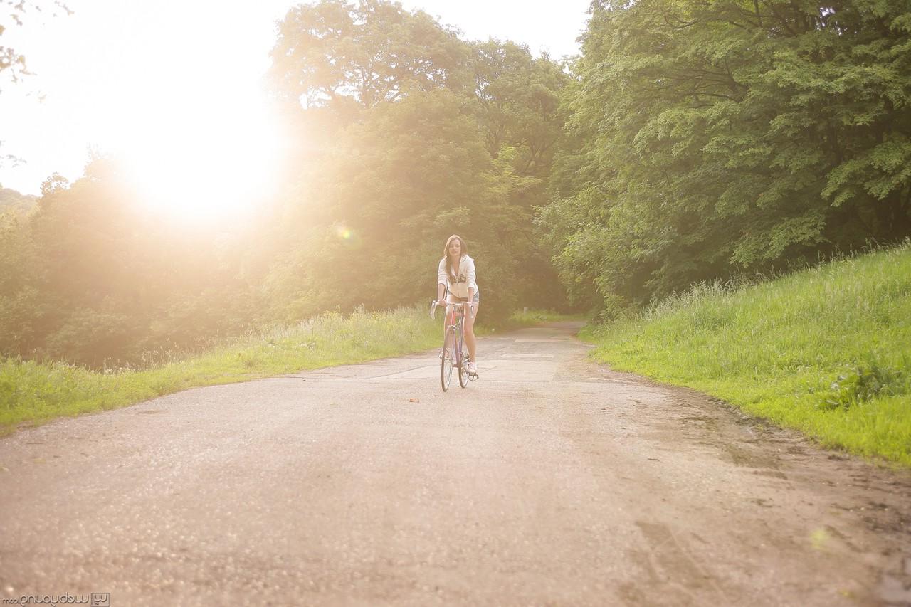 17P La jeune brune maigre Liona s'excite sur un vélo et se déshabille pour une masturbation torride.