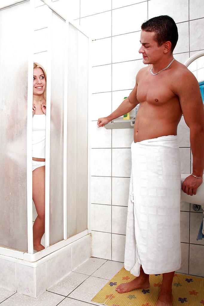 16P La jeune blonde Brigitta se fait baiser et pisse sous la douche.