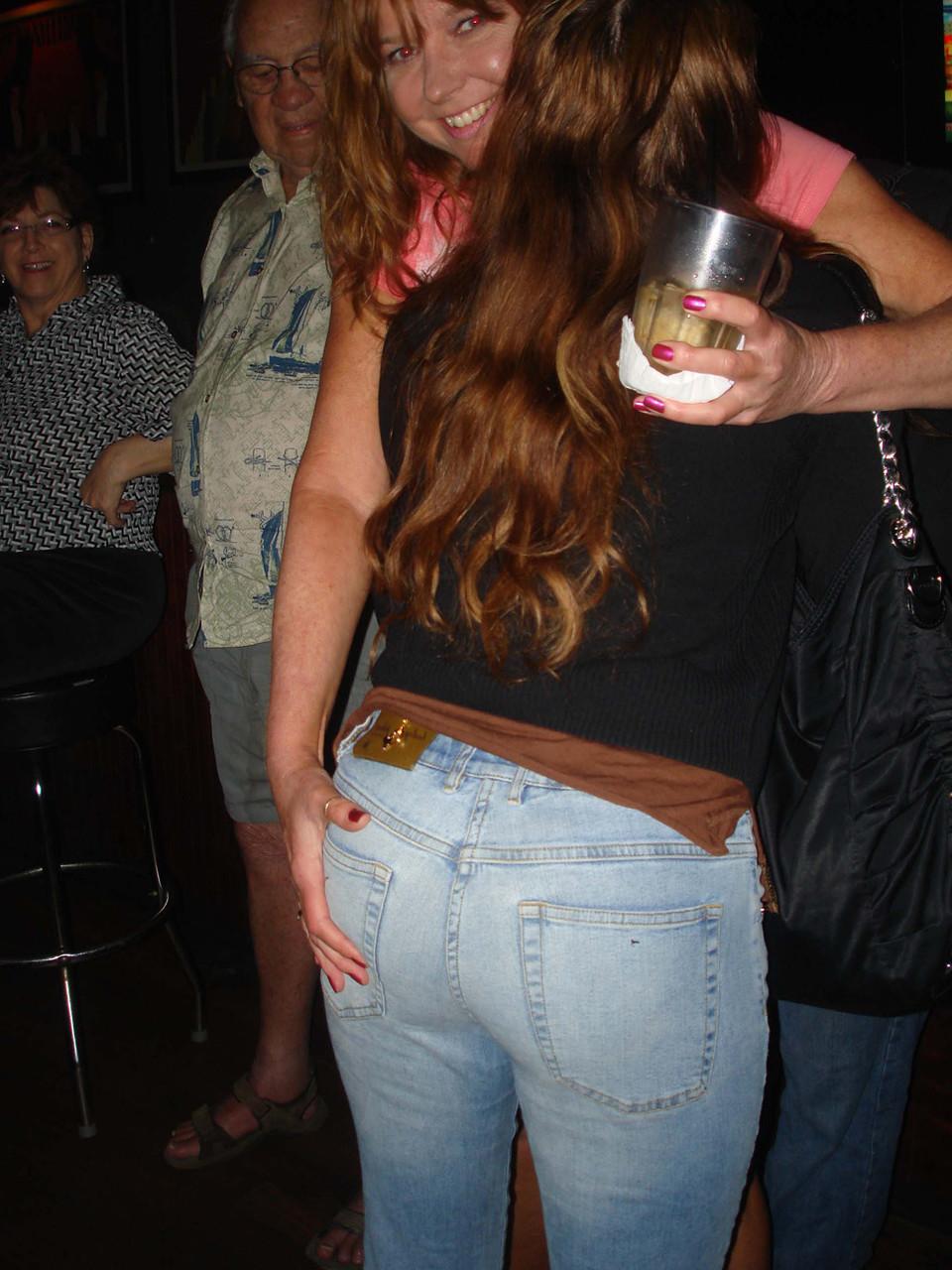 20P Tesão amadurece com peitos incríveis, tira a roupa e desfruta de uma festa de sexo em um bar