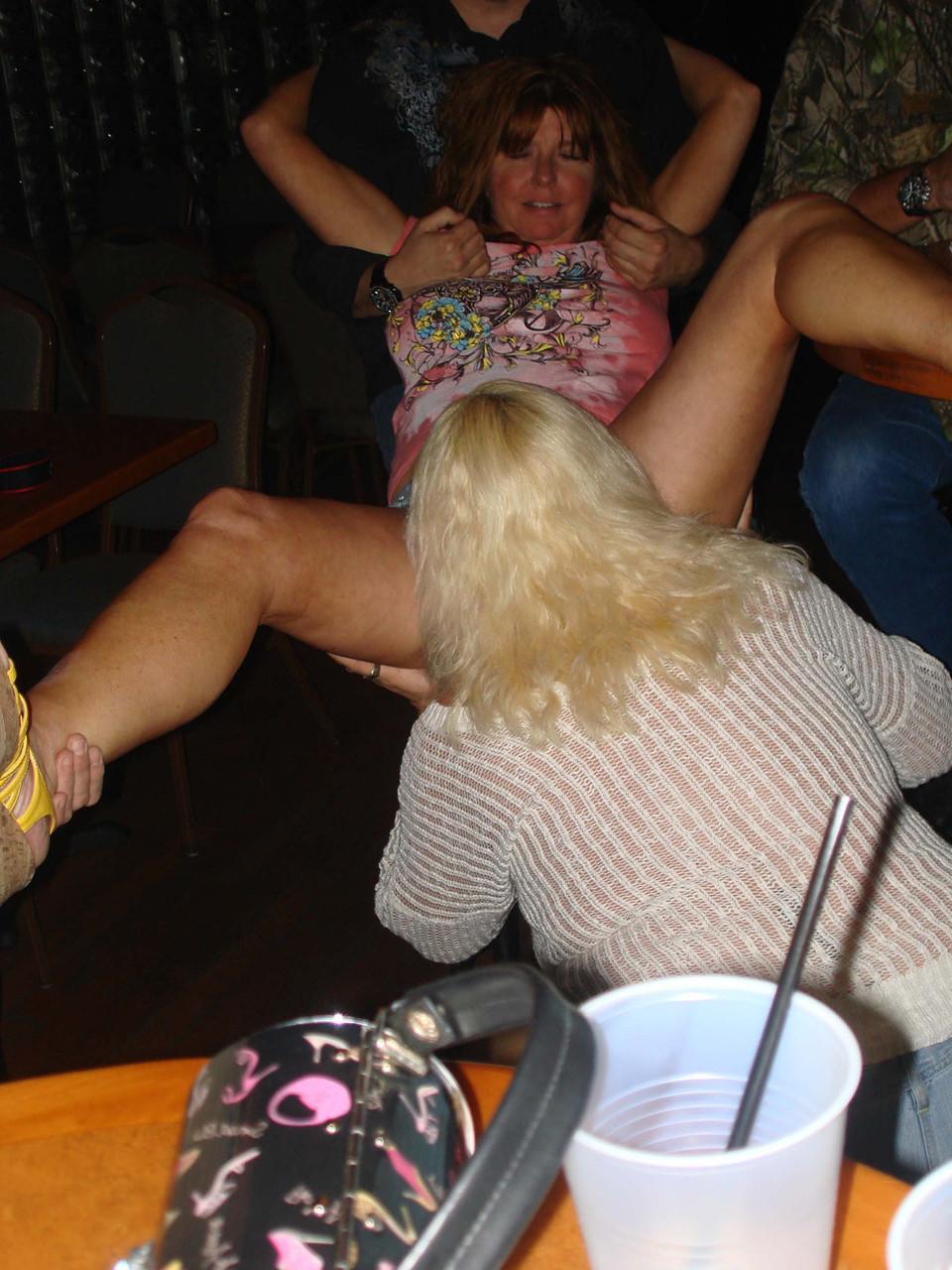 20P Tesão amadurece com peitos incríveis, tira a roupa e desfruta de uma festa de sexo em um bar