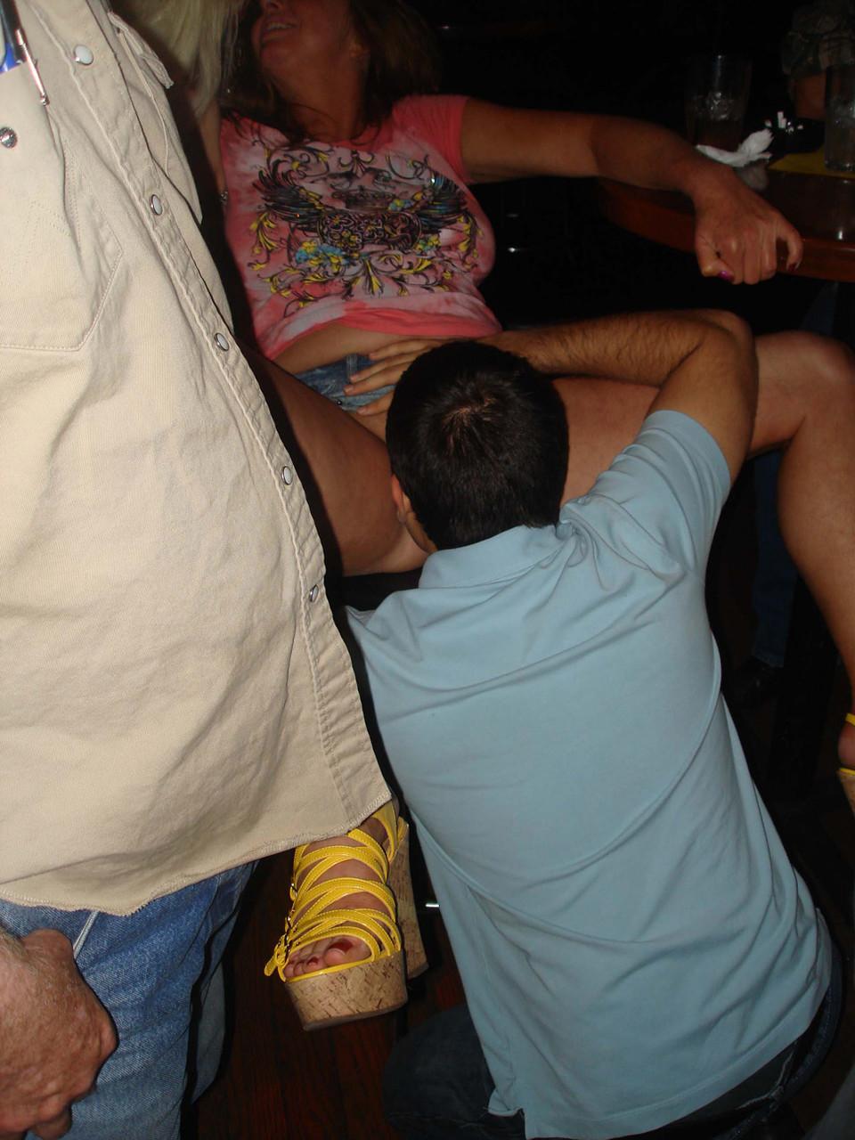 20P Tesão amadurece com peitos incríveis, tira a roupa e desfruta de uma festa de sexo em um bar