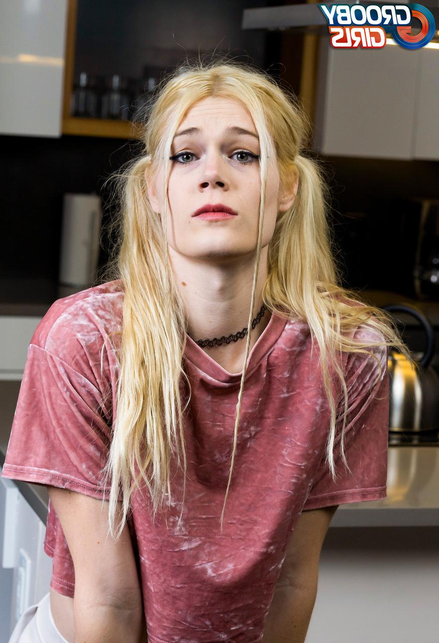 16P Evie Doll, trans blonde et maigre, s'offre un doigté anal.