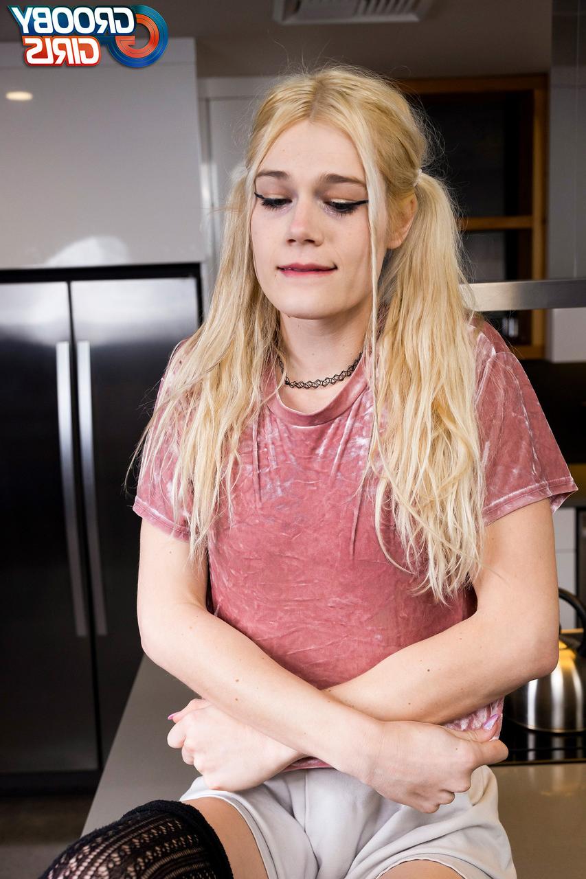 16P Evie Doll, trans blonde et maigre, s'offre un doigté anal.