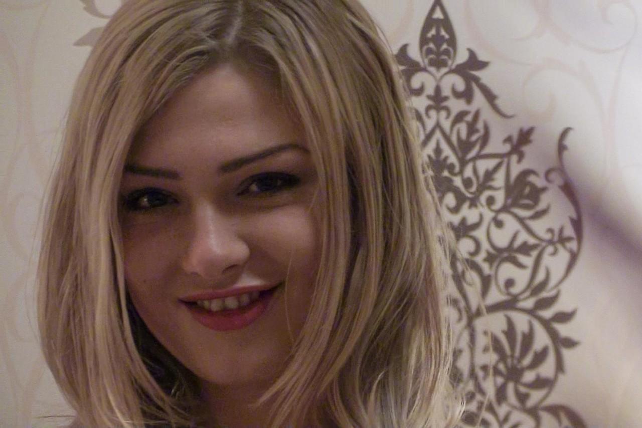 15P Adolescente russa loira com belos seios naturais usa vibrador em sua buceta com tesão