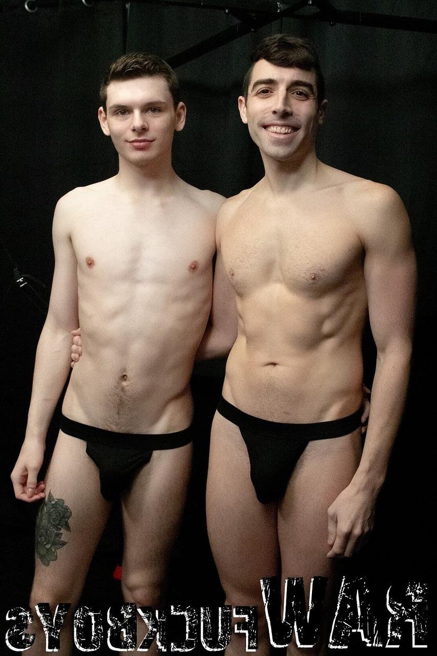 15P El jovencito Ethan Tate es complacido oralmente y analizado por el bombón gay Mike Edge
