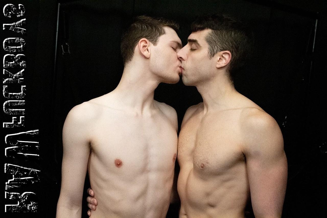 15P El jovencito Ethan Tate es complacido oralmente y analizado por el bombón gay Mike Edge