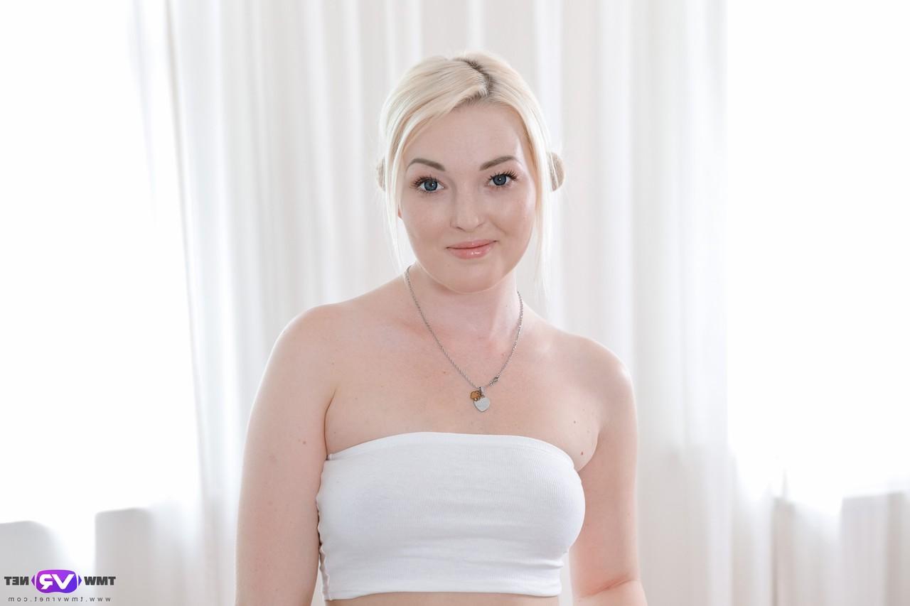 20P La blonde tchèque Lovita Fate se débarrasse de ses vêtements et doigte son castor.