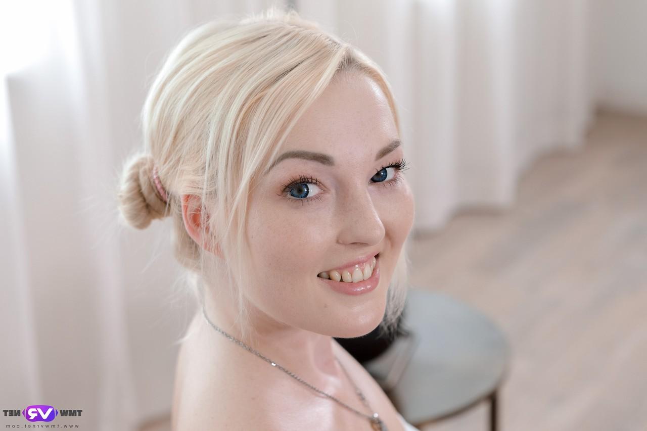 20P La blonde tchèque Lovita Fate se débarrasse de ses vêtements et doigte son castor.