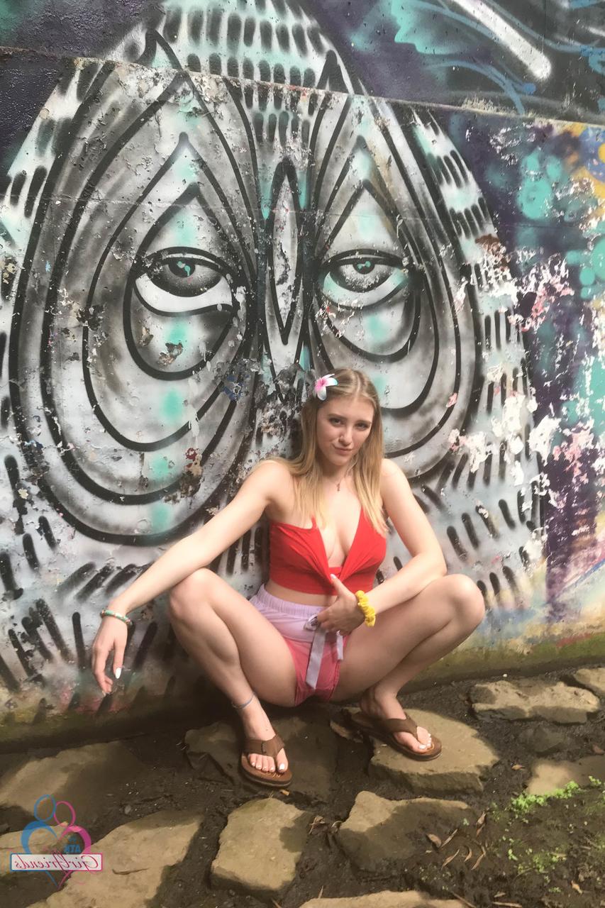 20P Melody Marks, petite amie coquine, se déshabille complètement en plein air.