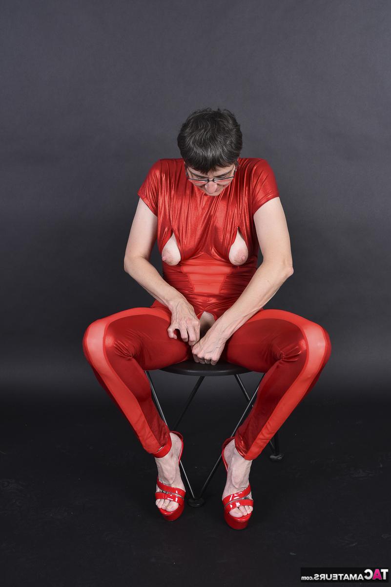 16P Amateur mayor expone sus pechos antes de frotarse el coño en un traje rojo