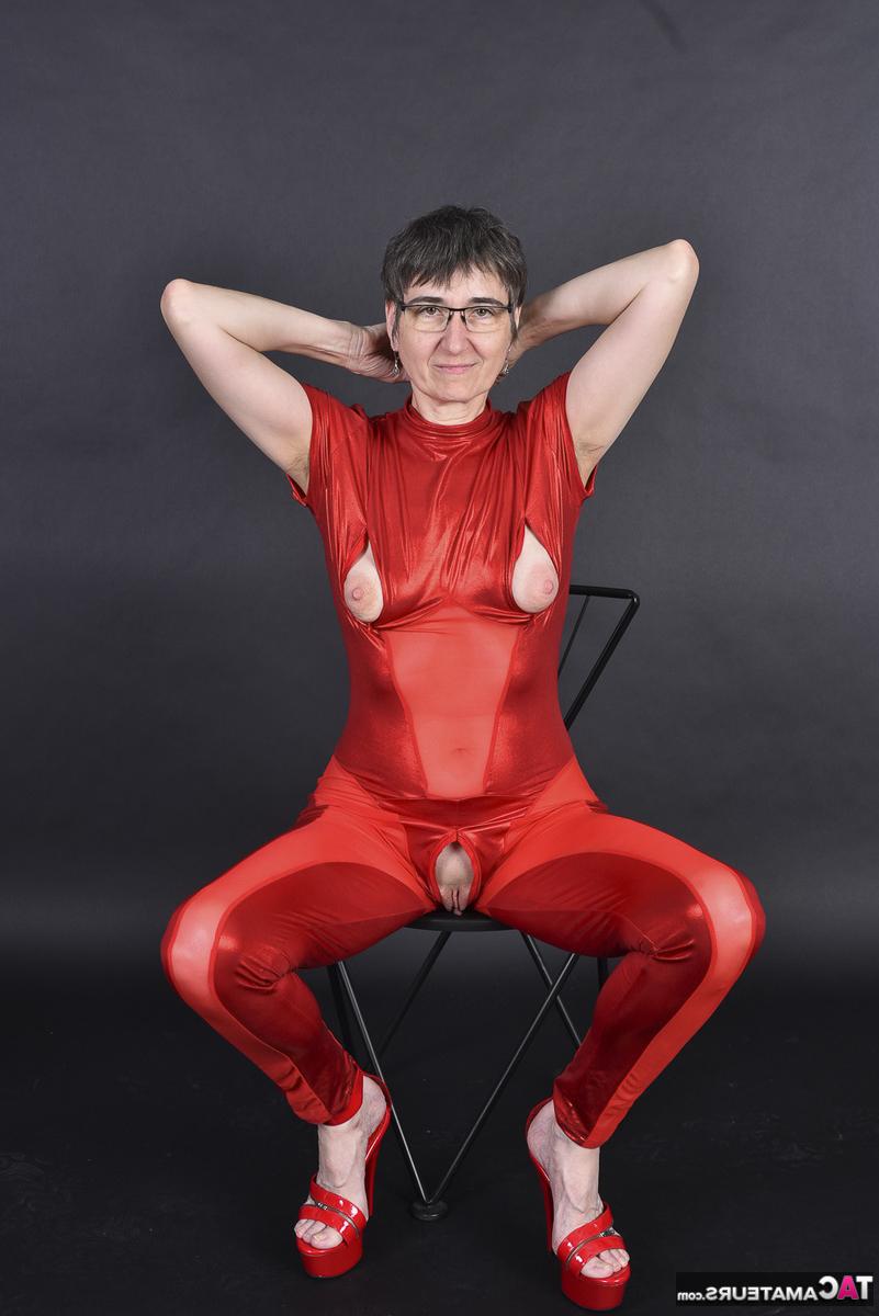 16P Amateur mayor expone sus pechos antes de frotarse el coño en un traje rojo