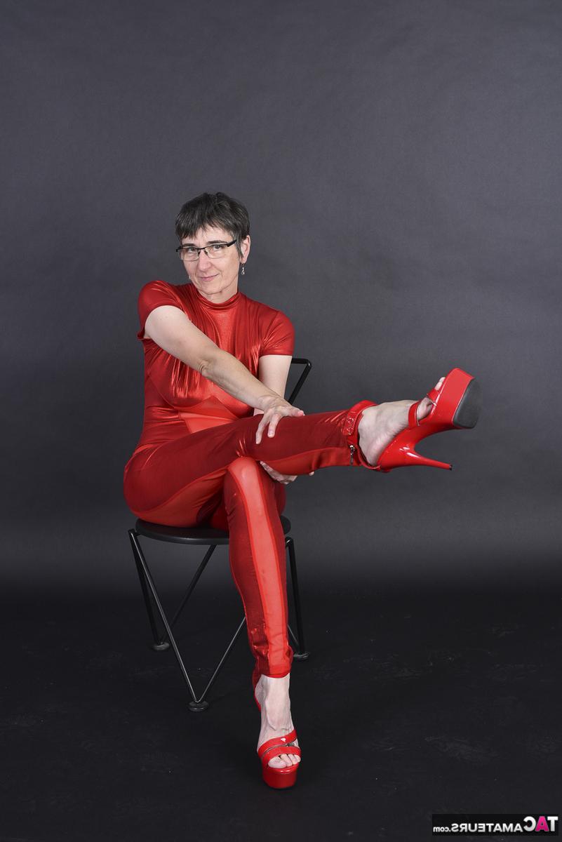 16P Amateur mayor expone sus pechos antes de frotarse el coño en un traje rojo