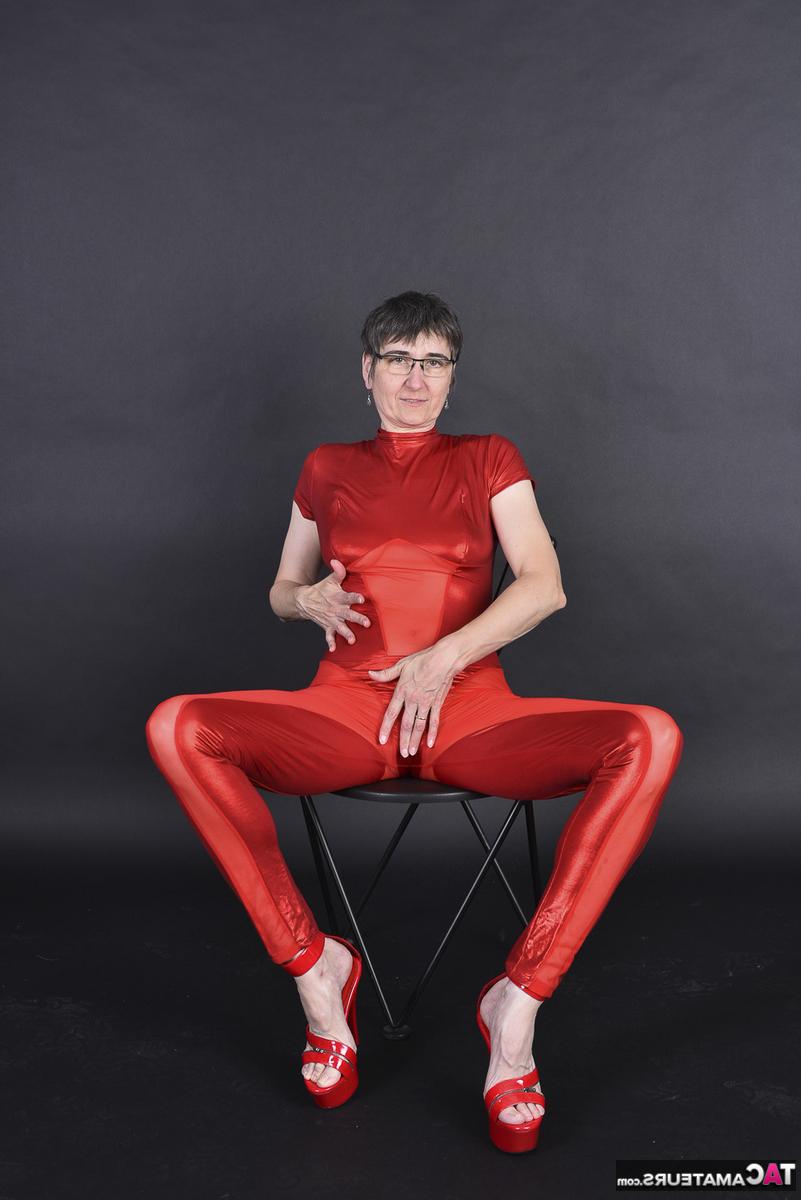 16P Amateur mayor expone sus pechos antes de frotarse el coño en un traje rojo