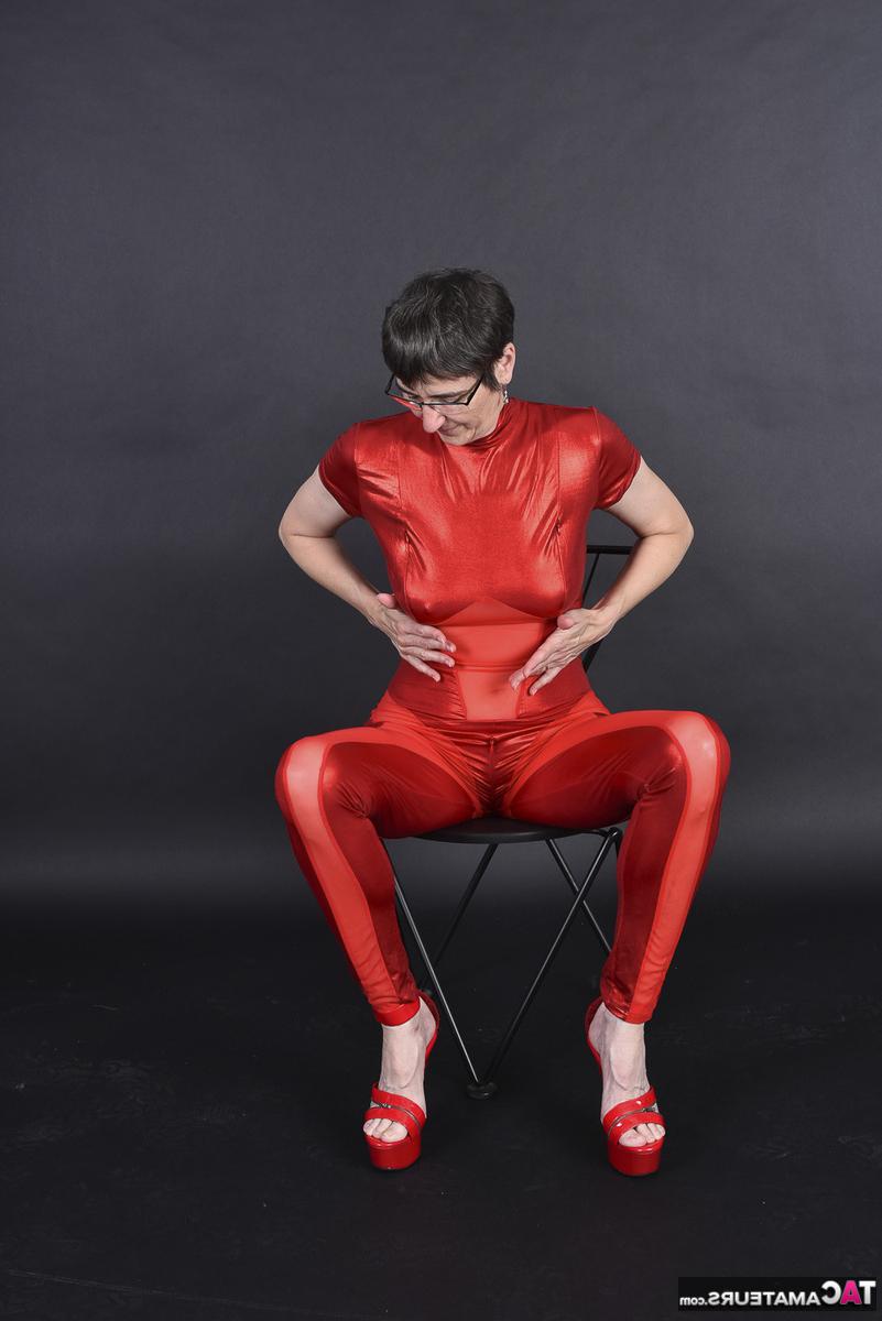 16P Amateur mayor expone sus pechos antes de frotarse el coño en un traje rojo