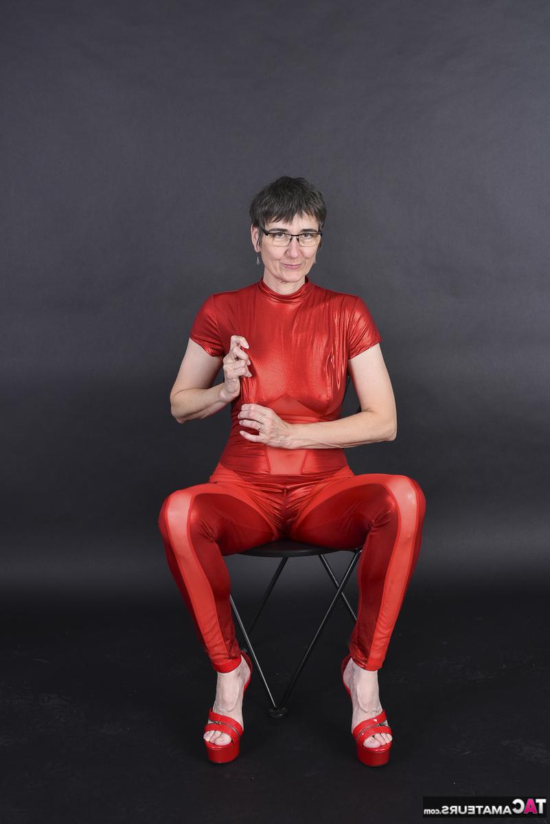 16P Amateur mayor expone sus pechos antes de frotarse el coño en un traje rojo