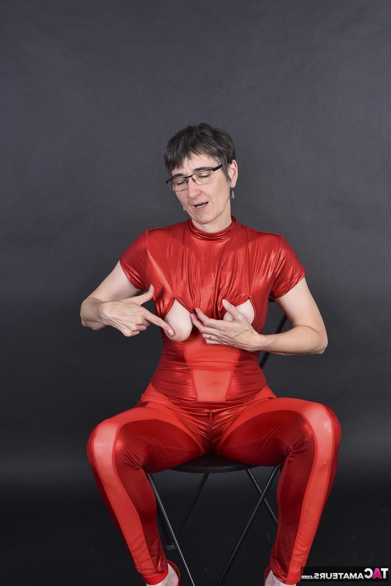 16P Amateur mayor expone sus pechos antes de frotarse el coño en un traje rojo