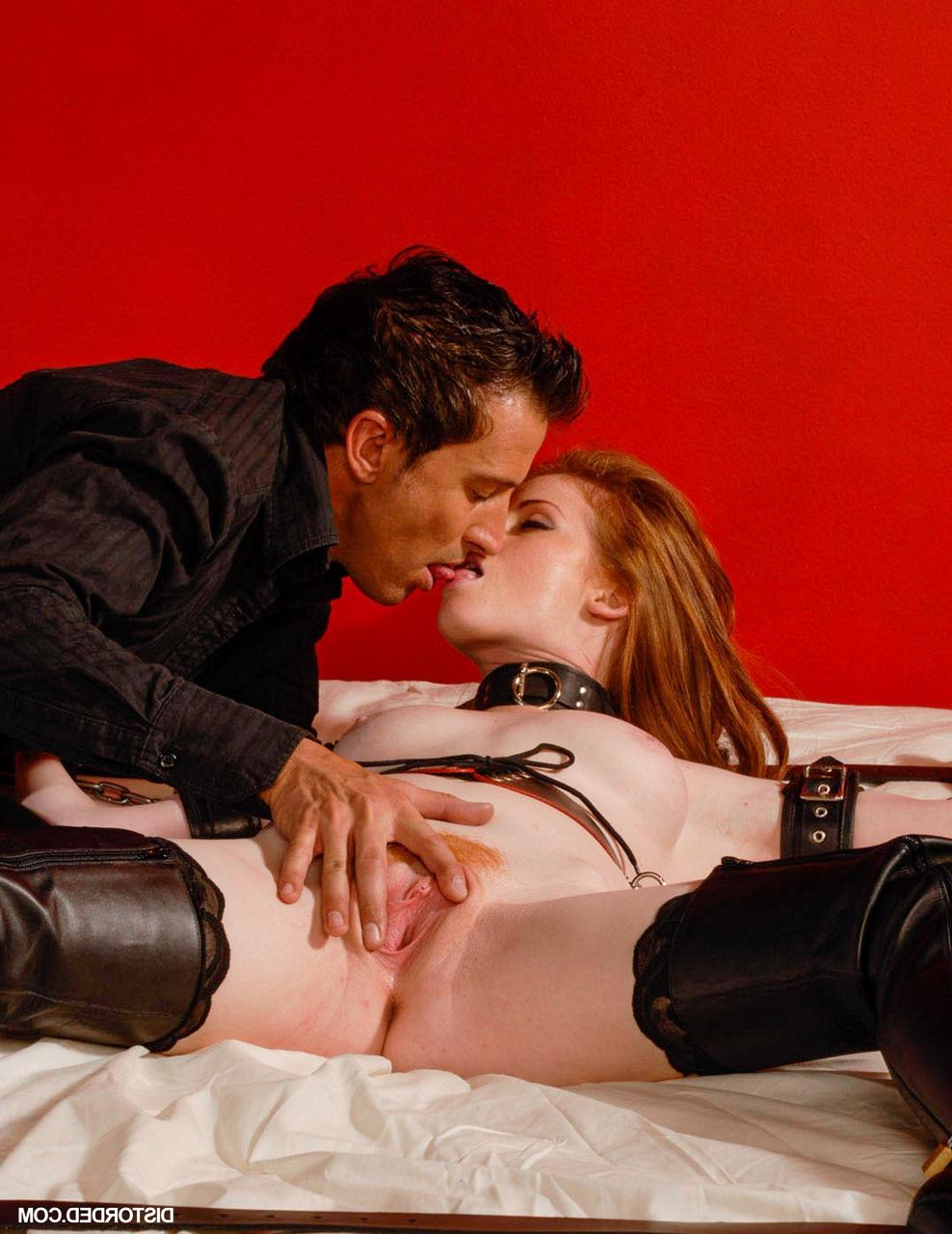 20P A ruiva sexy Nikki Rhodes recebe um dedilhado áspero em uma cena BDSM selvagem
