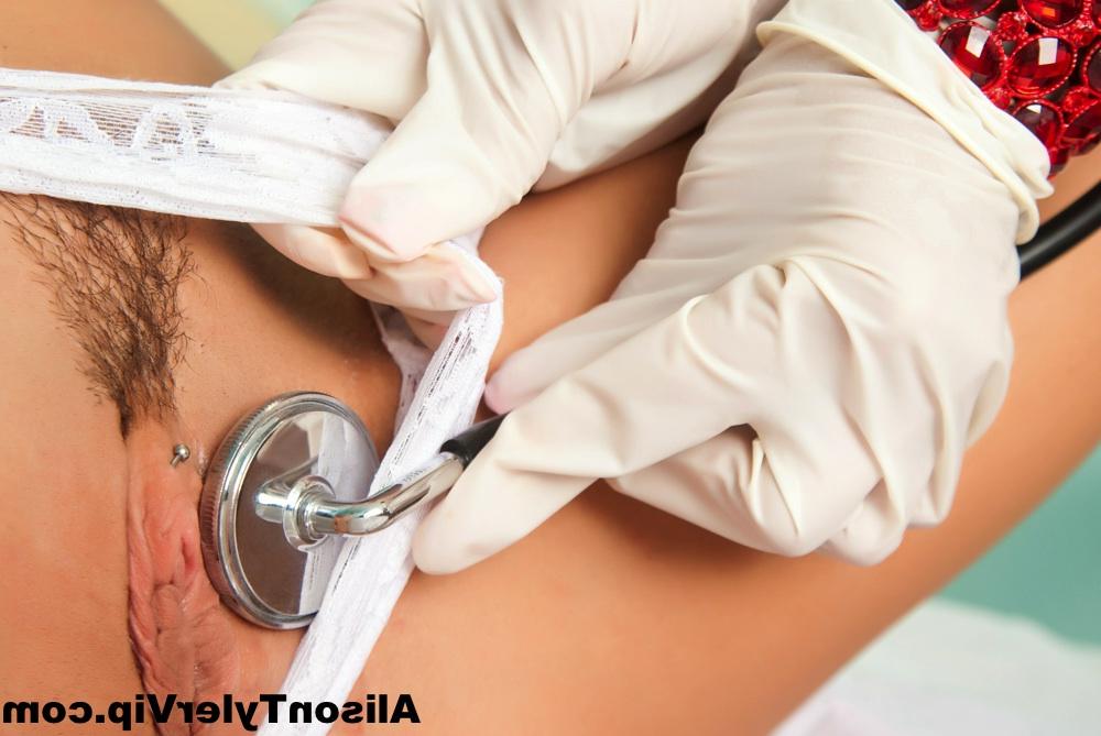 16P Une infirmière blonde chaude séduit une patiente aux gros seins pour des jeux sexuels lesbiens