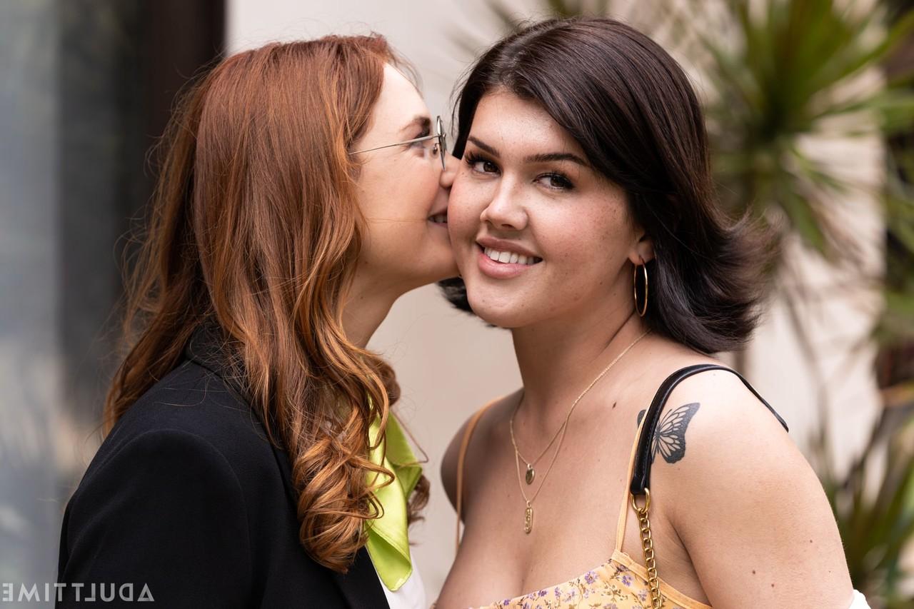 19P Siri et la transexuelle Daisy Taylor, naturellement plantureuses, se donnent du plaisir oral