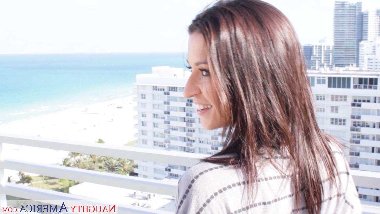 20P La grande escorte brune Ann Marie Rios montre ses incroyables talents sexuels.