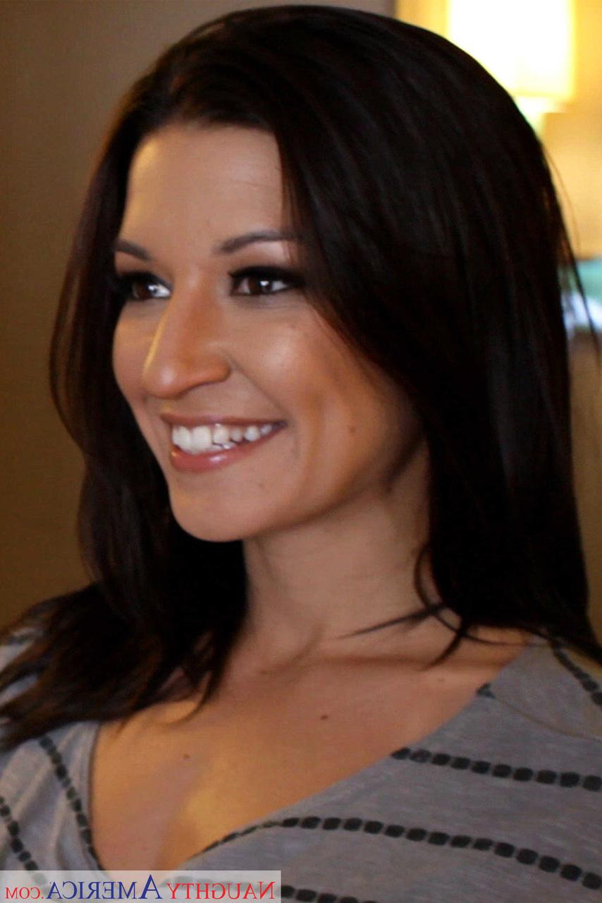 20P La grande escorte brune Ann Marie Rios montre ses incroyables talents sexuels.