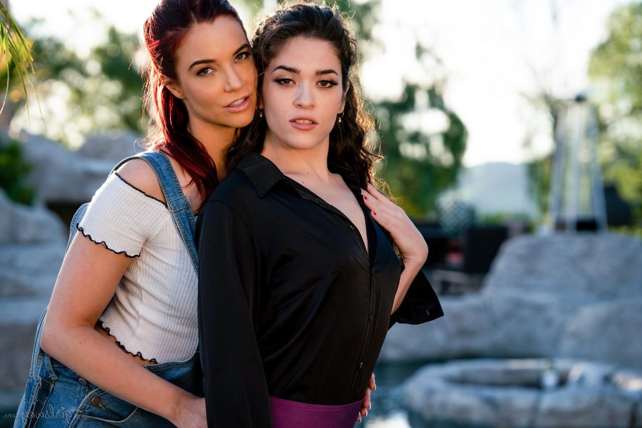 15P As lésbicas Victoria Voxxx e Jayden Cole têm relações sexuais na cama