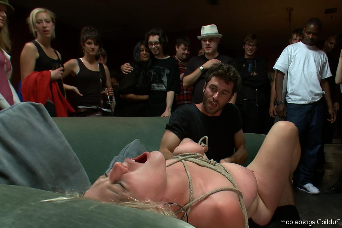 20P Public Disgrace Clayra Beau, James Deen, Tommy Pistol