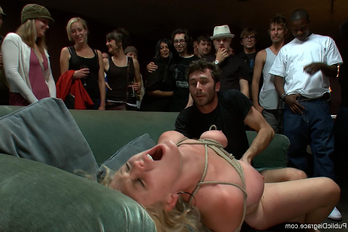 20P Public Disgrace Clayra Beau, James Deen, Tommy Pistol