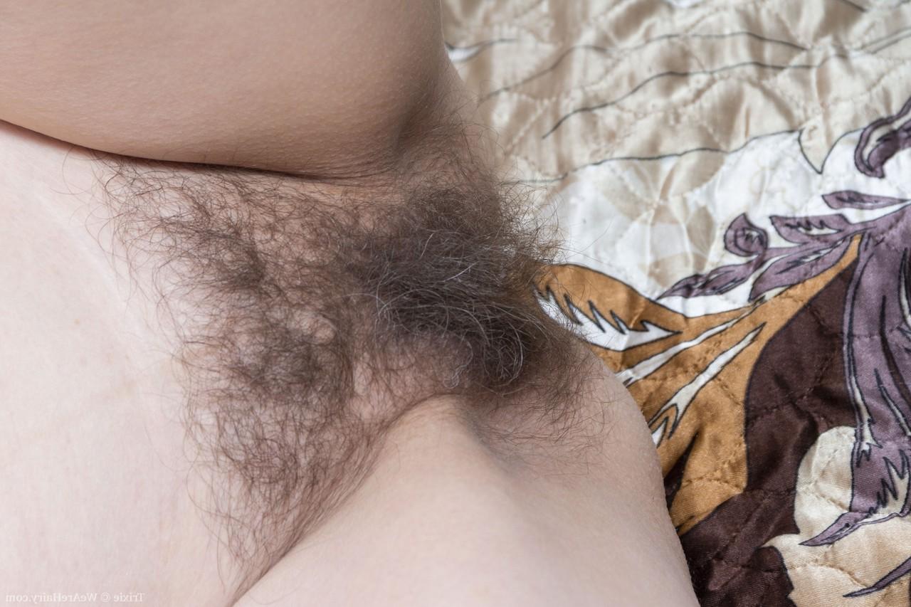 20P Mulher magra e madura Trixie fica nua e brinca com seu regalo peludo