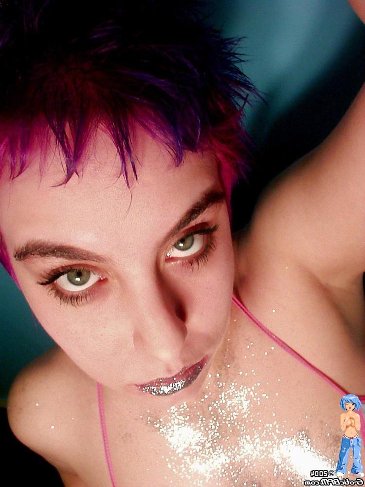 15P La fille sexy Babybird arbore une touche de paillettes tout en libérant ses jolis seins.
