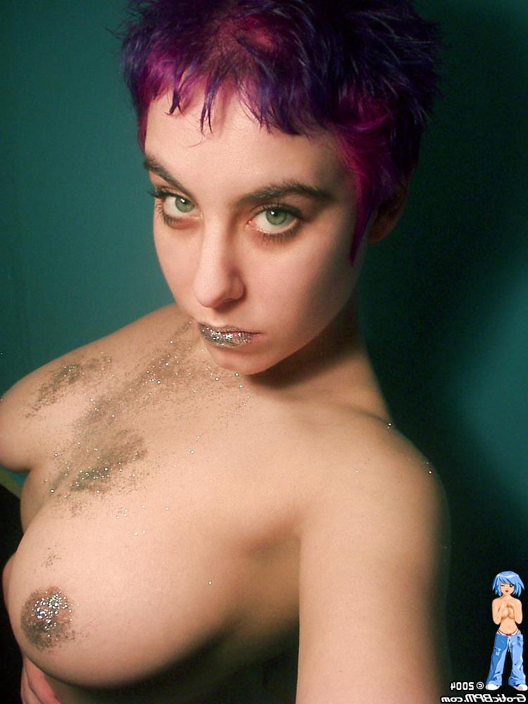 15P La fille sexy Babybird arbore une touche de paillettes tout en libérant ses jolis seins.