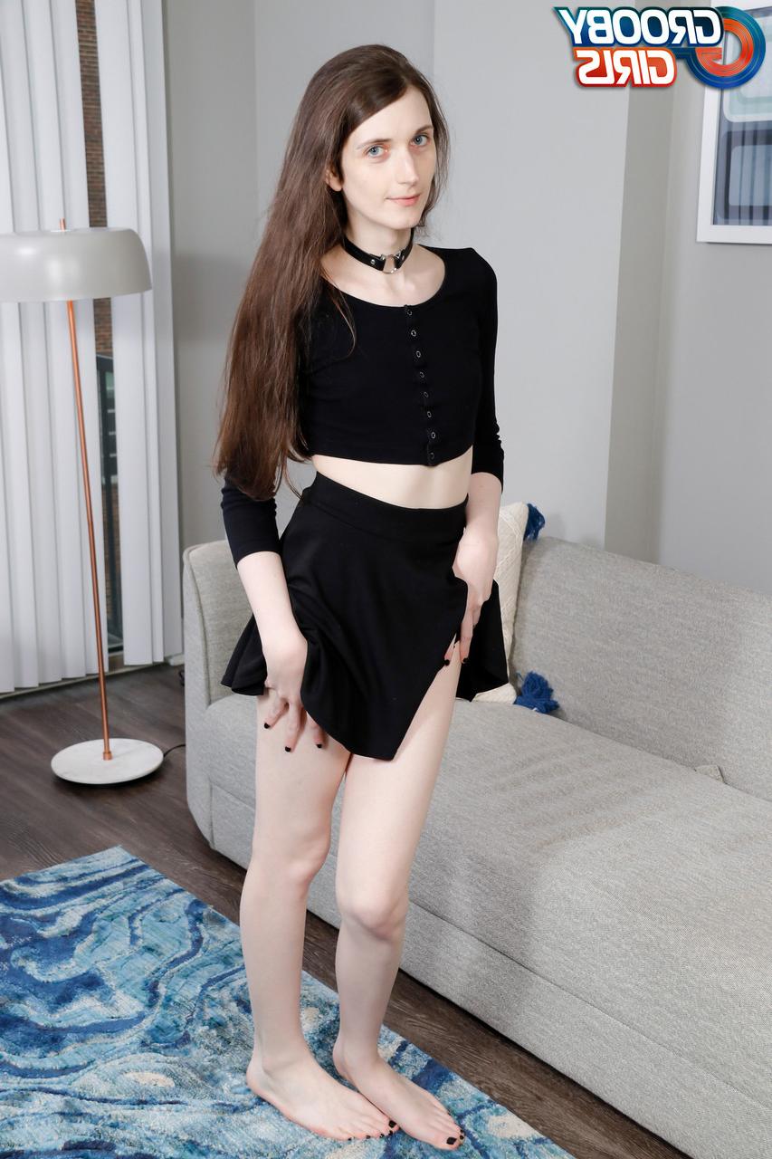 16P A linda travesti Dani Star fica nua e brinca com sua bunda grande no sofá