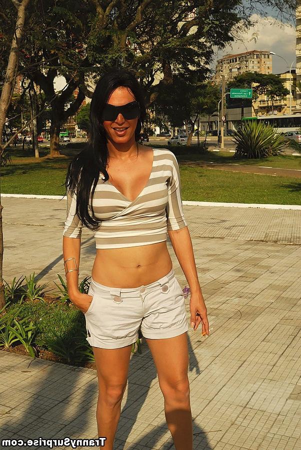 15P Travesti latina gostosa e peituda Wanessa Bismark levando uma surra sem camisinha