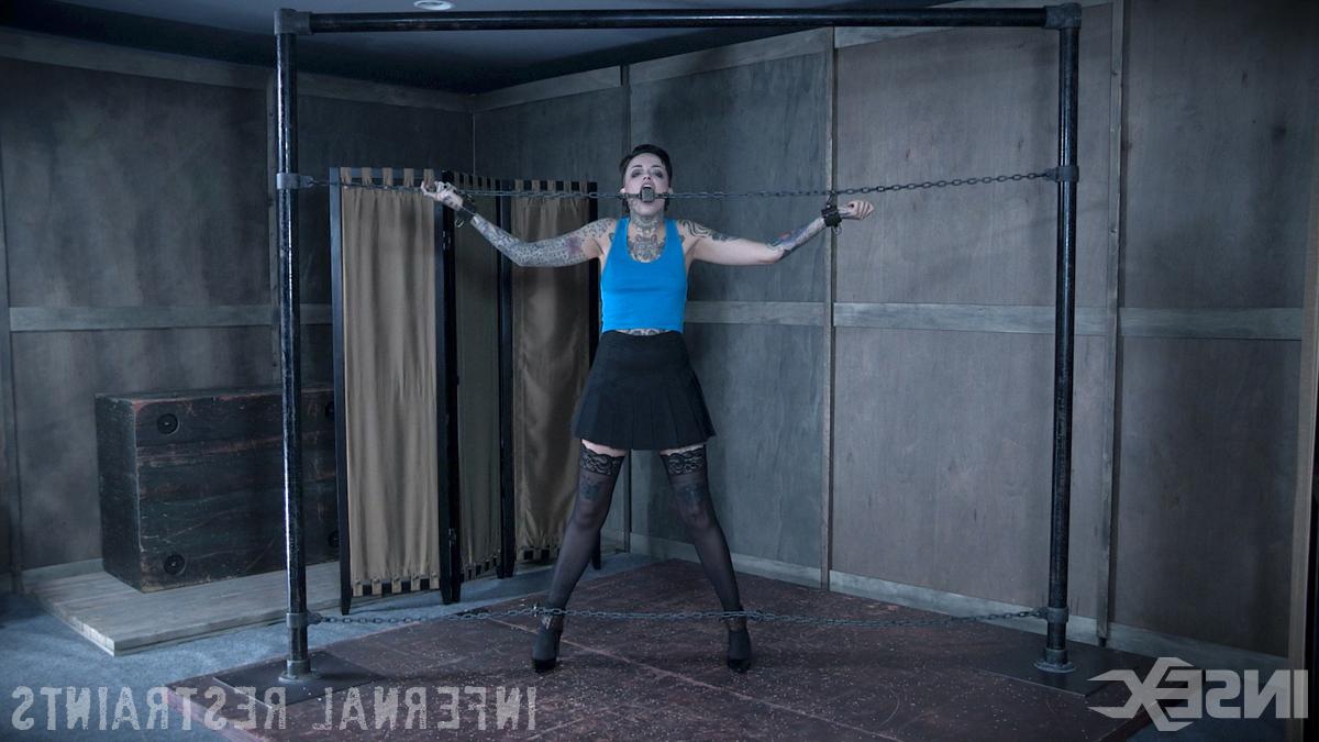 14P Leigh Raven, mulher tatuada, tem sua mariposa aberta à força durante uma brincadeira de BDSM