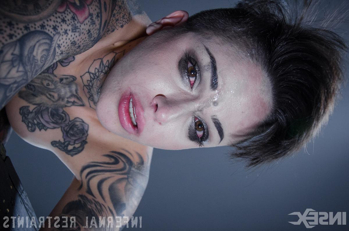 14P Leigh Raven, mulher tatuada, tem sua mariposa aberta à força durante uma brincadeira de BDSM