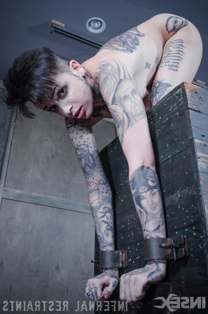 14P Leigh Raven, mulher tatuada, tem sua mariposa aberta à força durante uma brincadeira de BDSM
