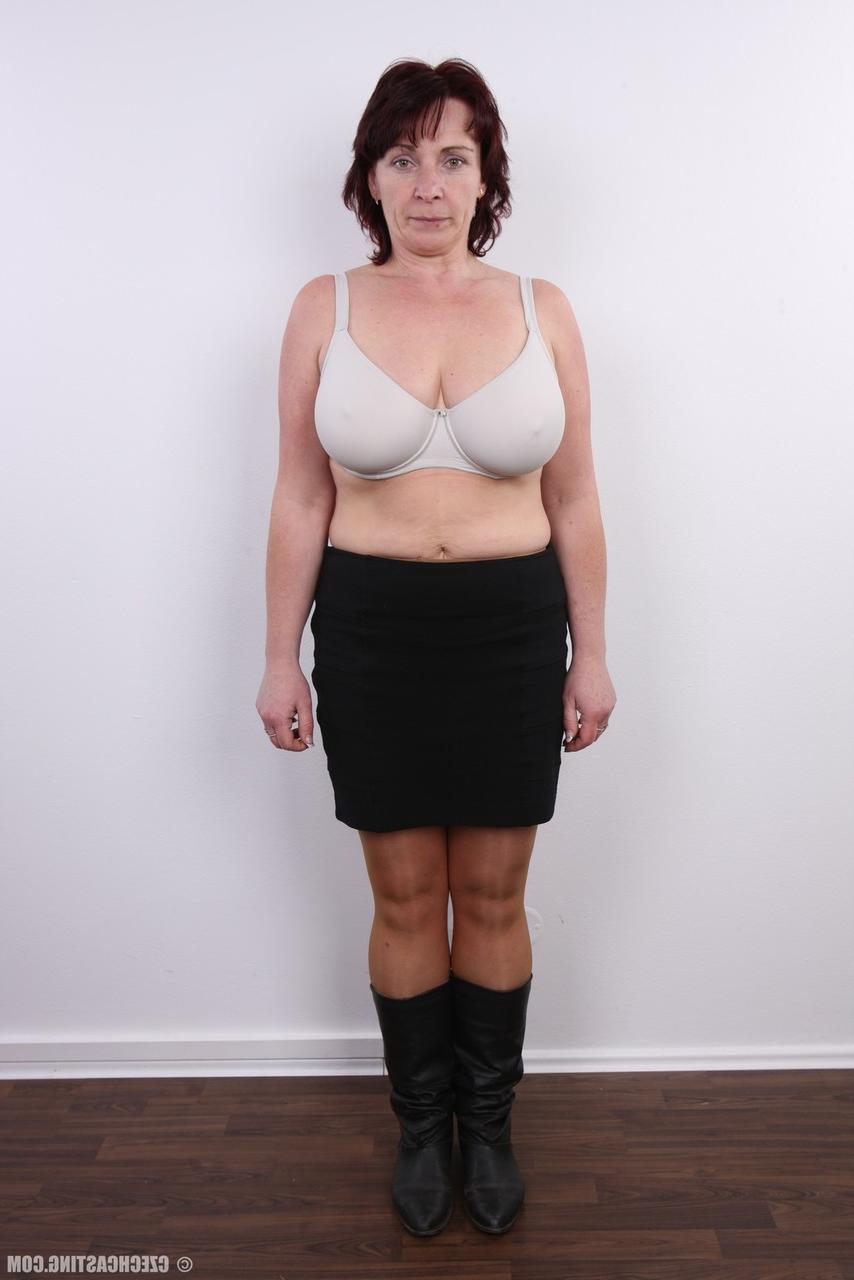 15P A dona de casa mais velha, Miroslava, tira a roupa para revelar seios flácidos e vulva peluda