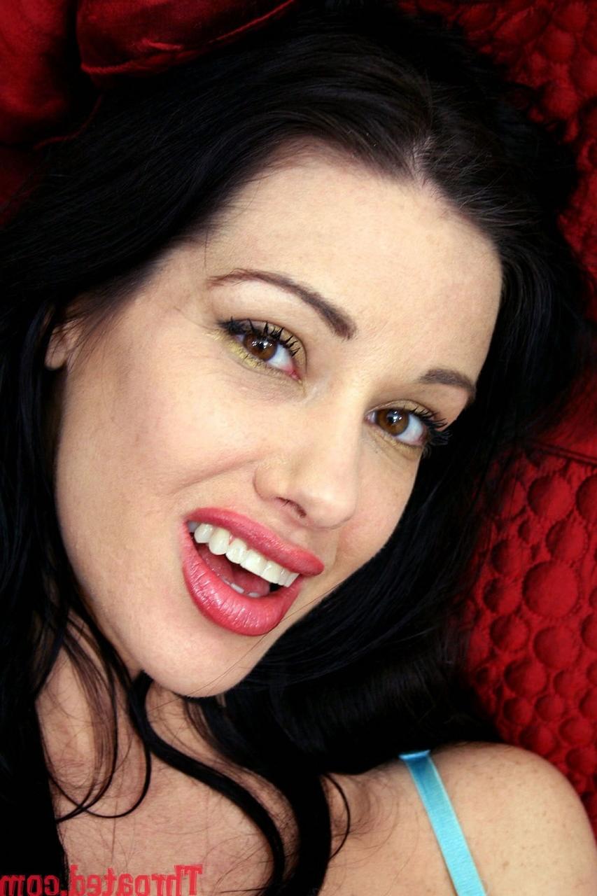20P Die heiße Brünette Nina Cardova neckt mit ihren falschen Titten und ihren süßen Lippen in Nylons