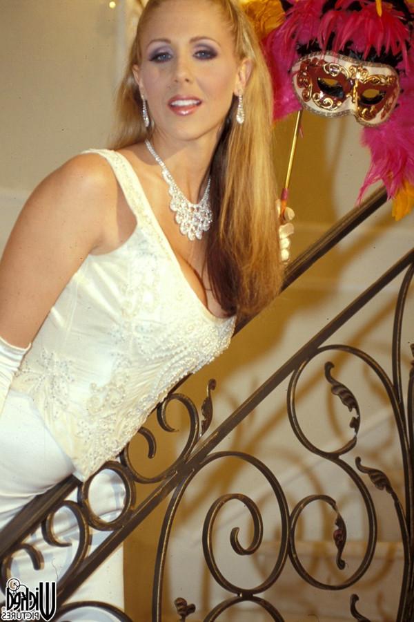 14P La glamorosa estrella porno julia ann se levanta el vestido largo y muestra sus agujeros