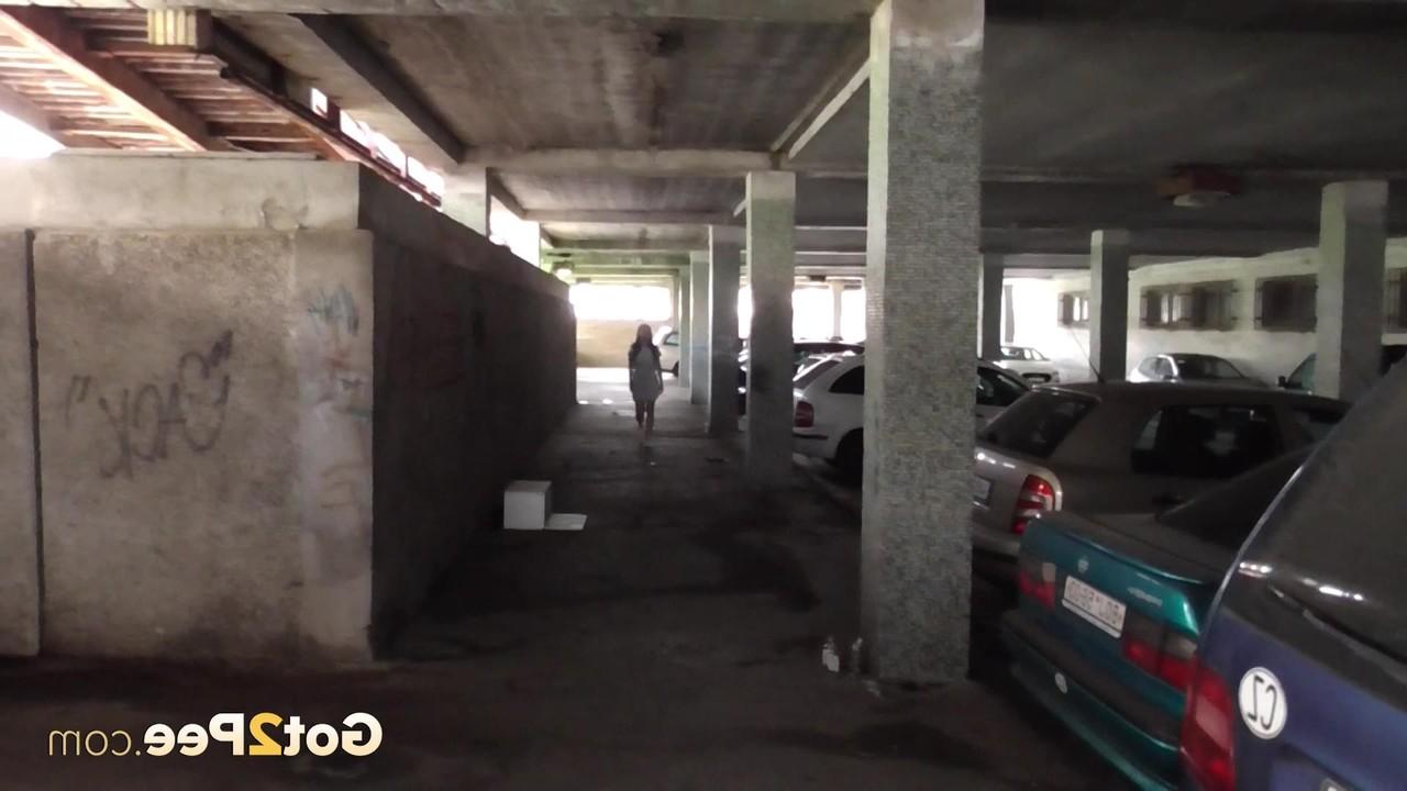 15P La chica caucásica Antonia Sainz hace un pis muy necesario en un estacionamiento