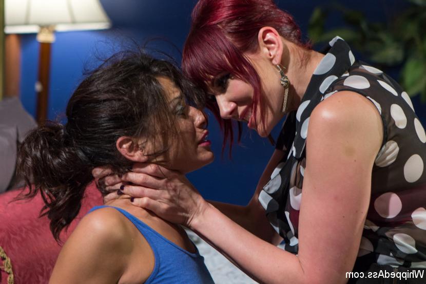 15P Maitresse Madeline soumet une fille brune au sexe anal lesbien avec strapon.